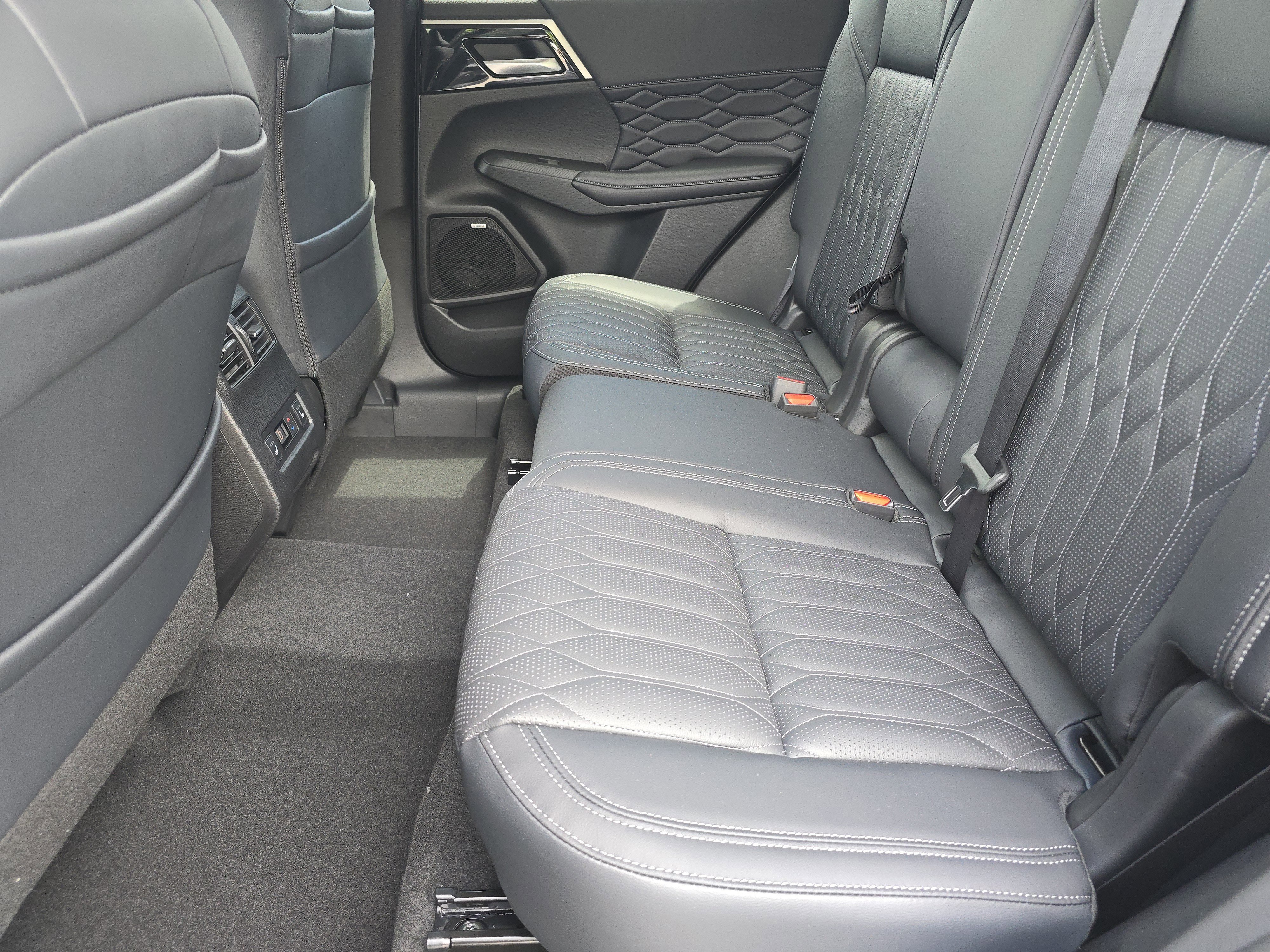 New 2025 Graphite Gray Mitsubishi SEL image 10