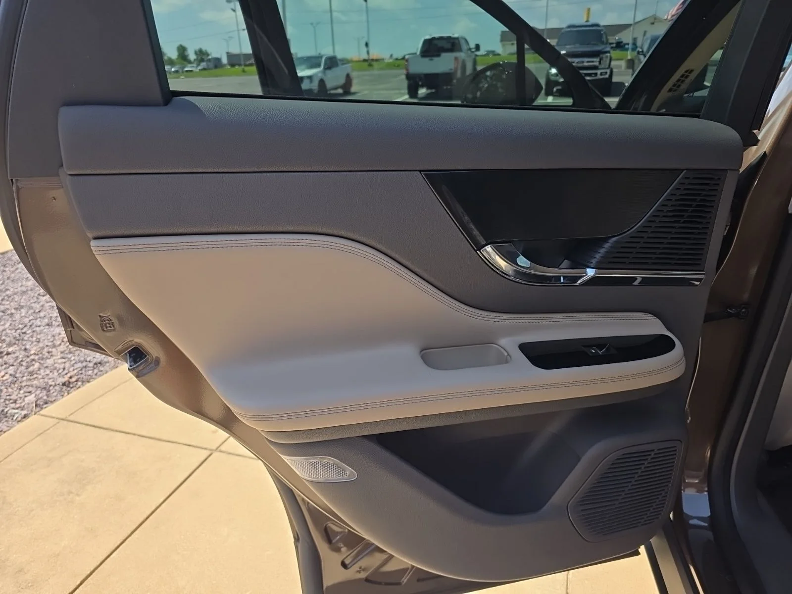 Used 2022 Smoke Metallic Lincoln Standard image 24