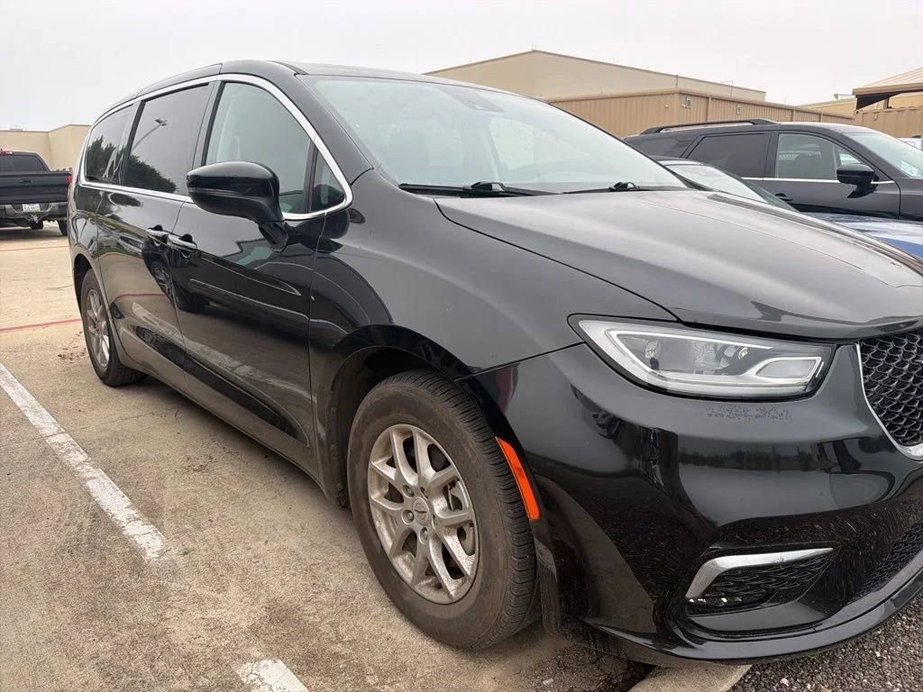 2023 Chrysler Pacifica Touring L's photo