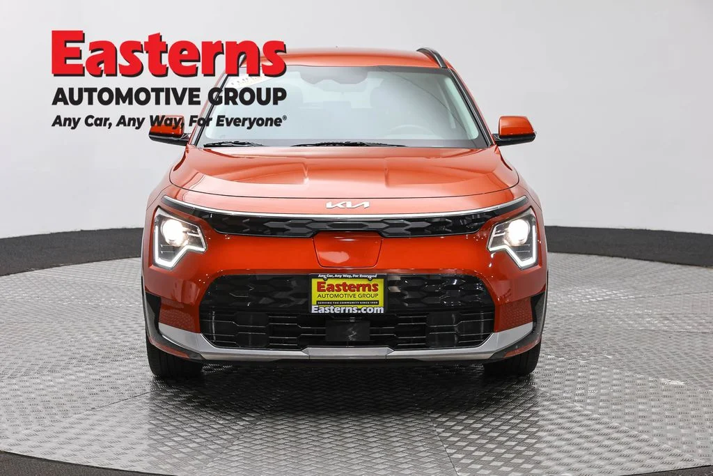 Used 2023 Red Kia Wind image 2