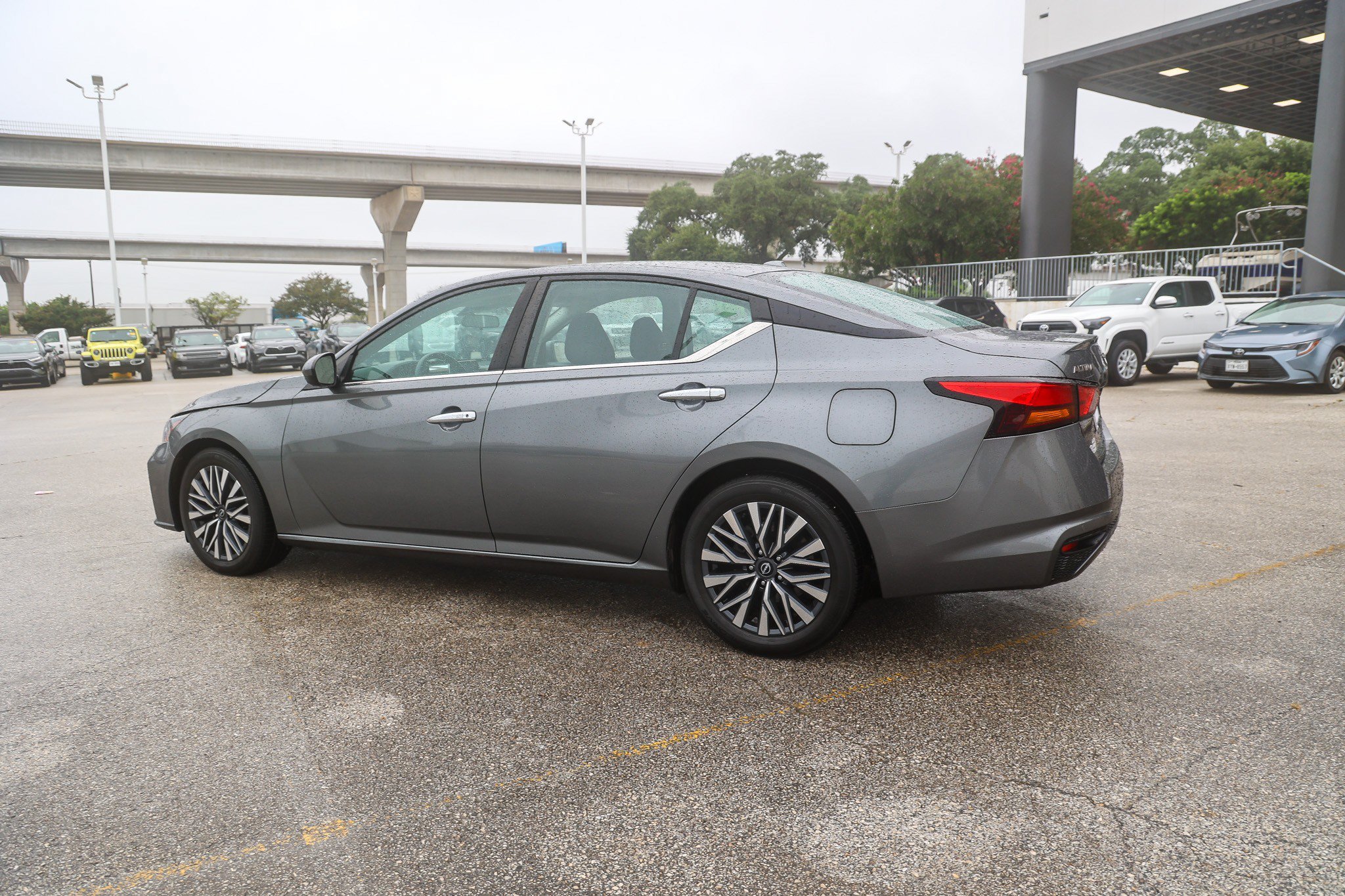 Used 2023 Gun Metallic Nissan 2.5 SV image 9