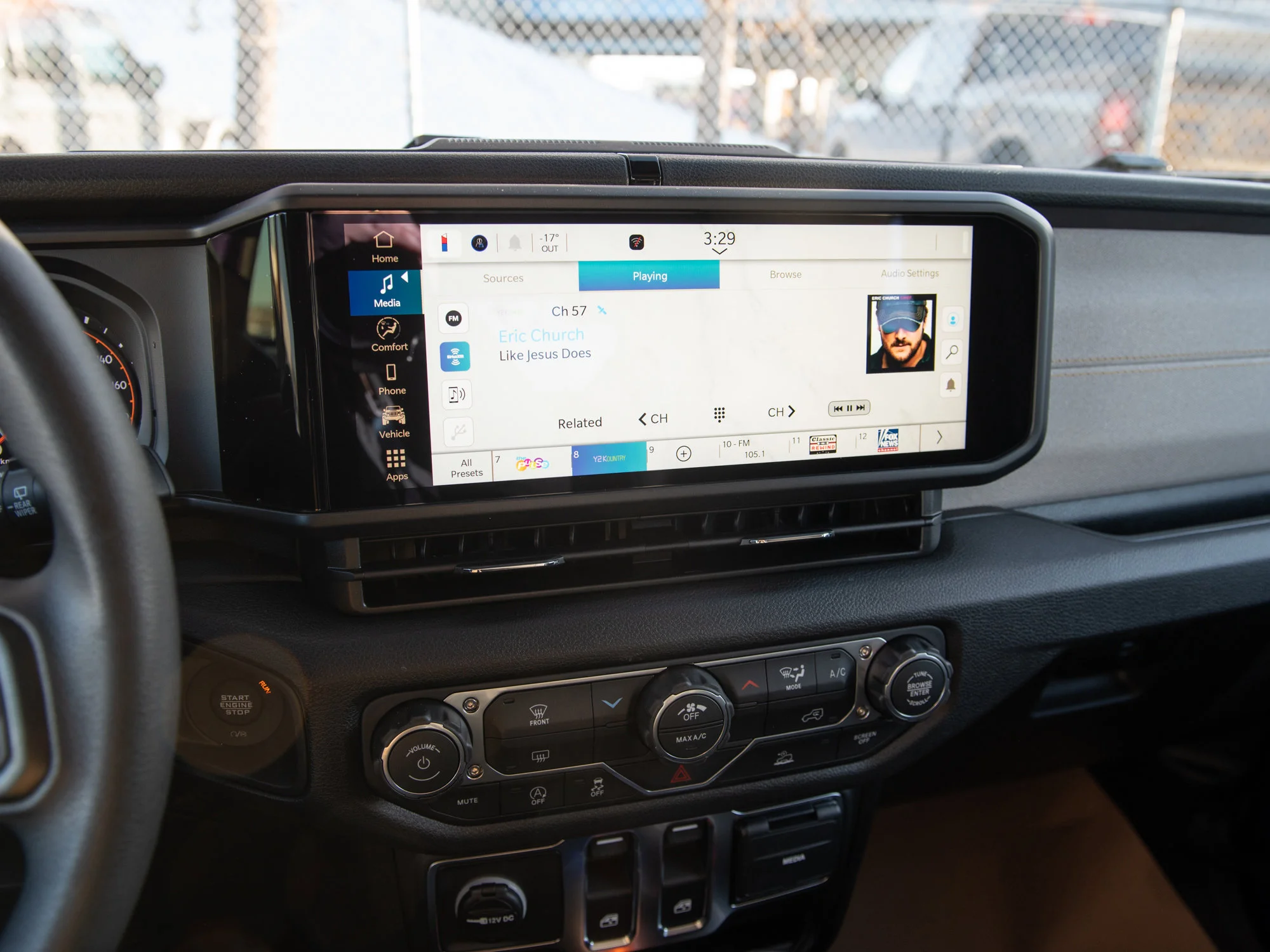 New 2026 reign Jeep Sport* image 11