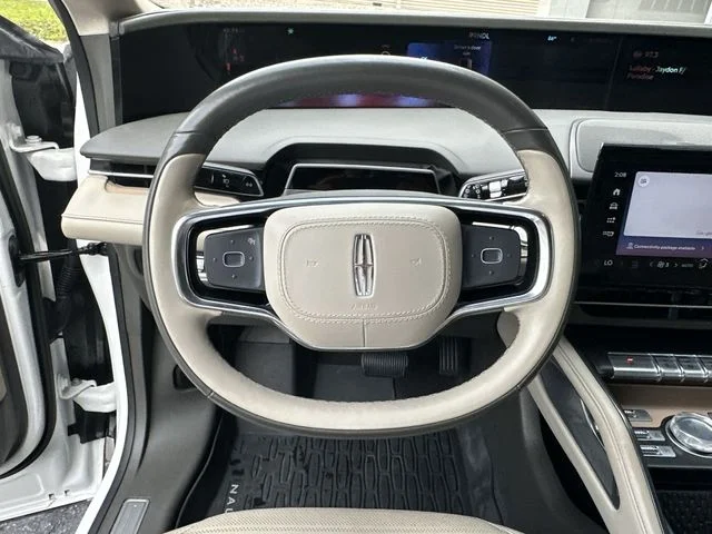 Used 2024 White Lincoln Reserve image 15