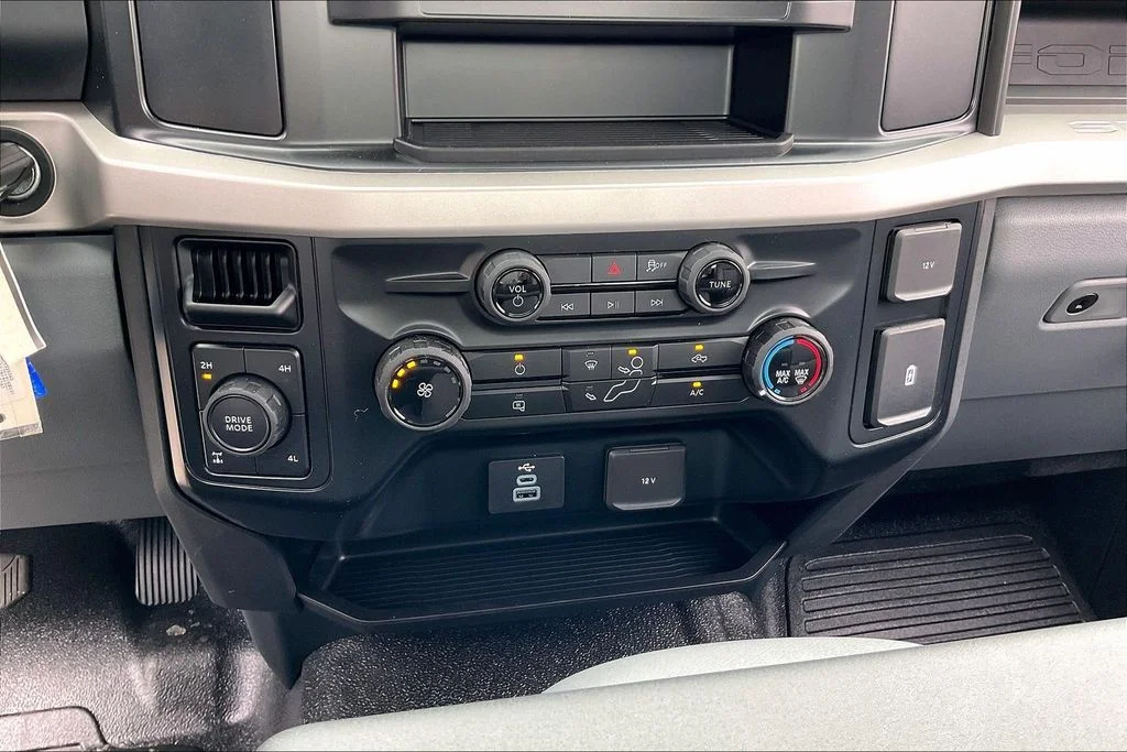 New 2026 Oxford White Ford F-250® XL image 33