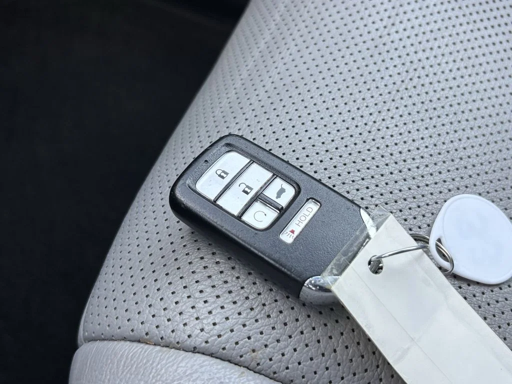 Used 2022 Silver Honda EX-L image 35