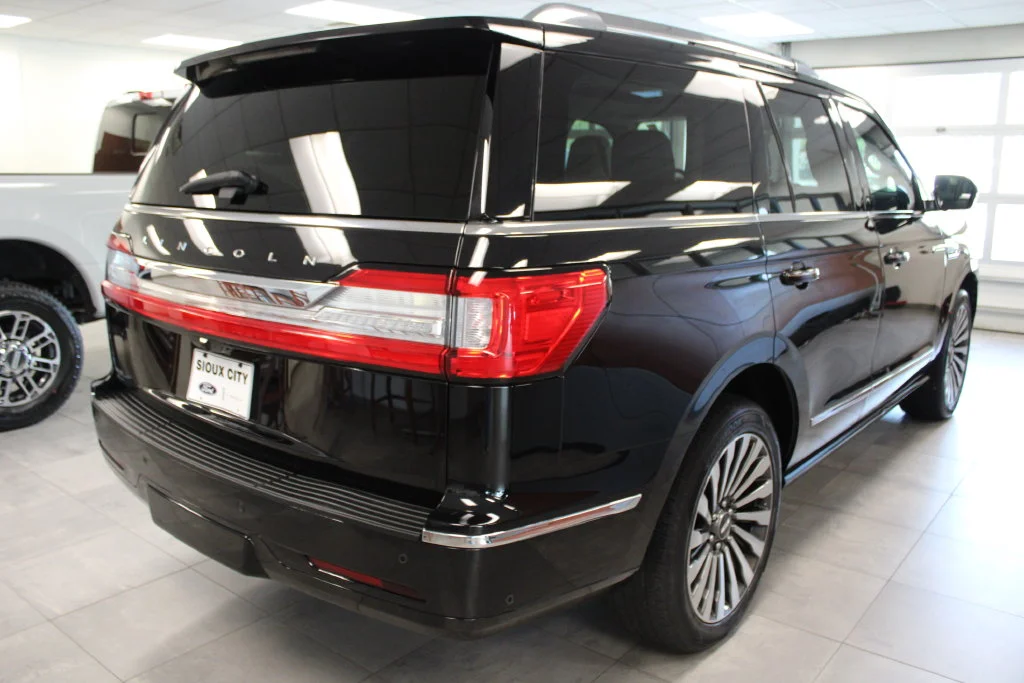 Used 2021 Black Lincoln Reserve image 5