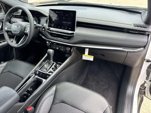 New 2026 White Jeep Latitude image 15
