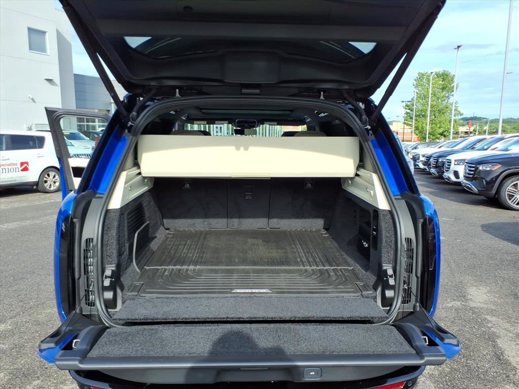 Used 2025 Velocity Blue SV Bespoke Ultra Gloss Land Rover SE image 13