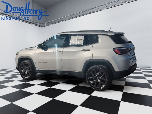 New 2026 Silver Zynith Metallic Clear-Coat Exterior Paint Jeep Latitude Altitude image 3