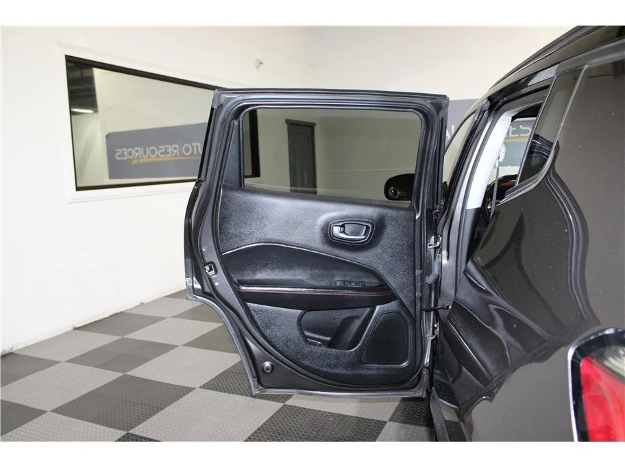 Used 2018 Granite Crystal Metallic Clearcoat Jeep Trailhawk image 13