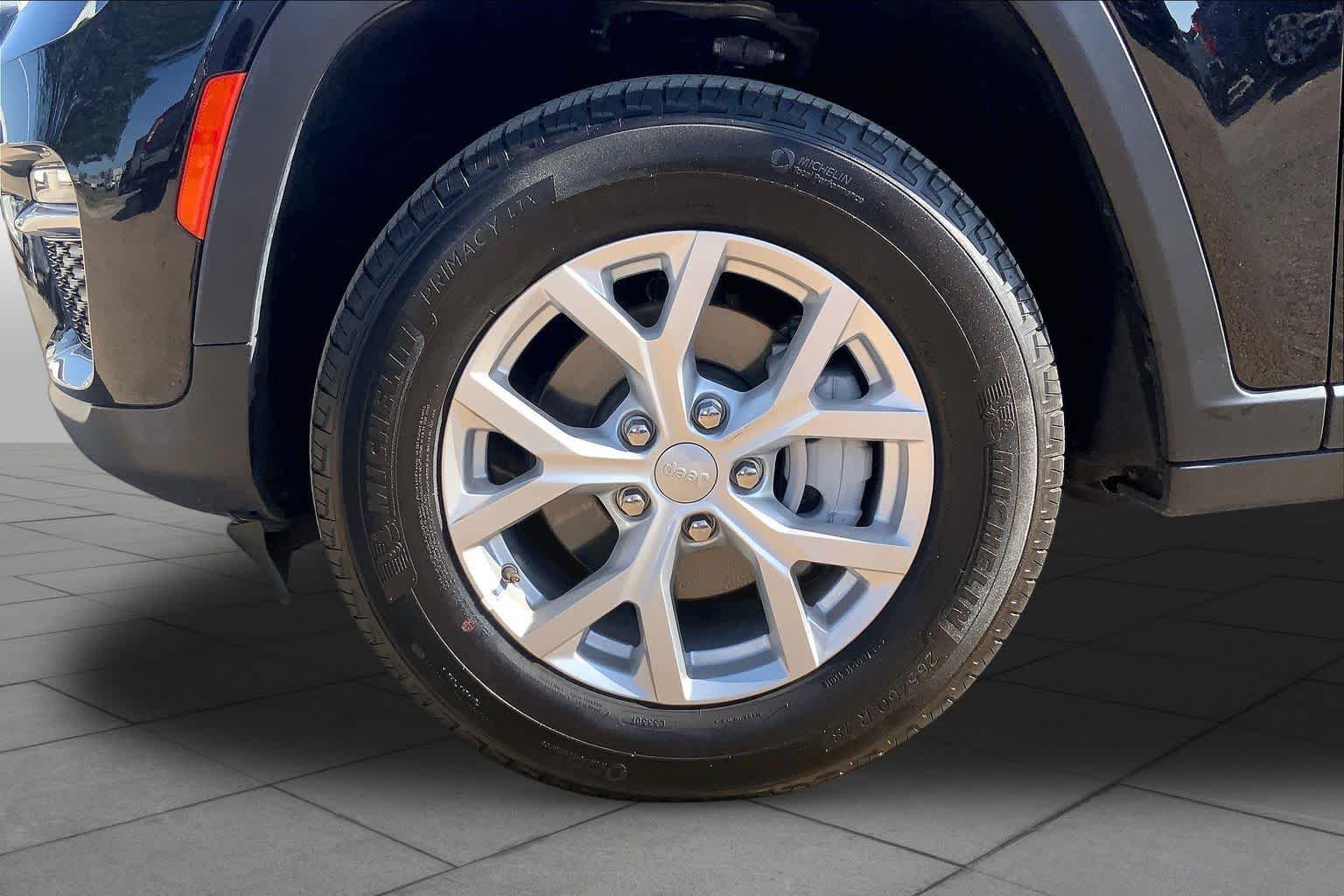 Used 2023 Diamond Black Crystal Pearlcoat Jeep Limited image 11