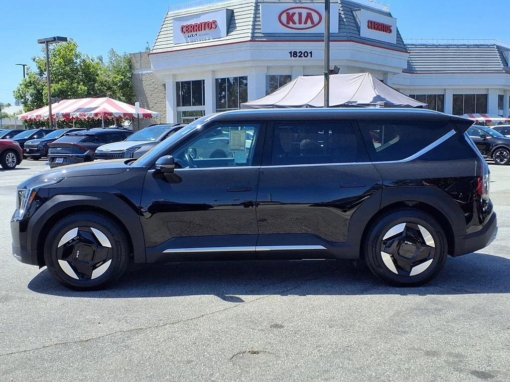 New 2026 Ebony Black Kia Wind AWD image 2