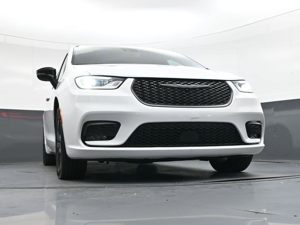 Used 2025 Bright White Clearcoat Chrysler Limited image 42