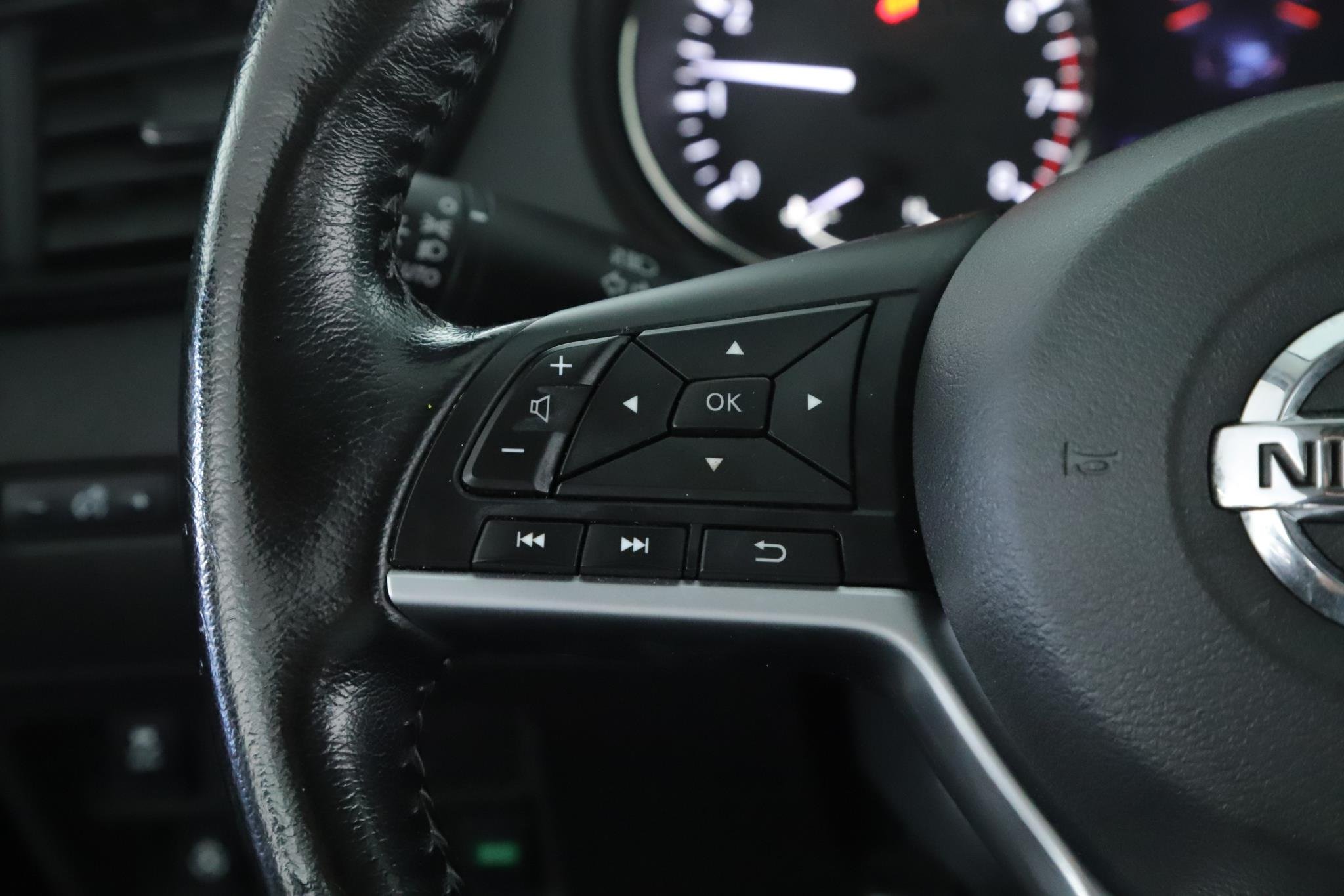 Used 2020 Magnetic Black Pearl Nissan AWD SL image 9
