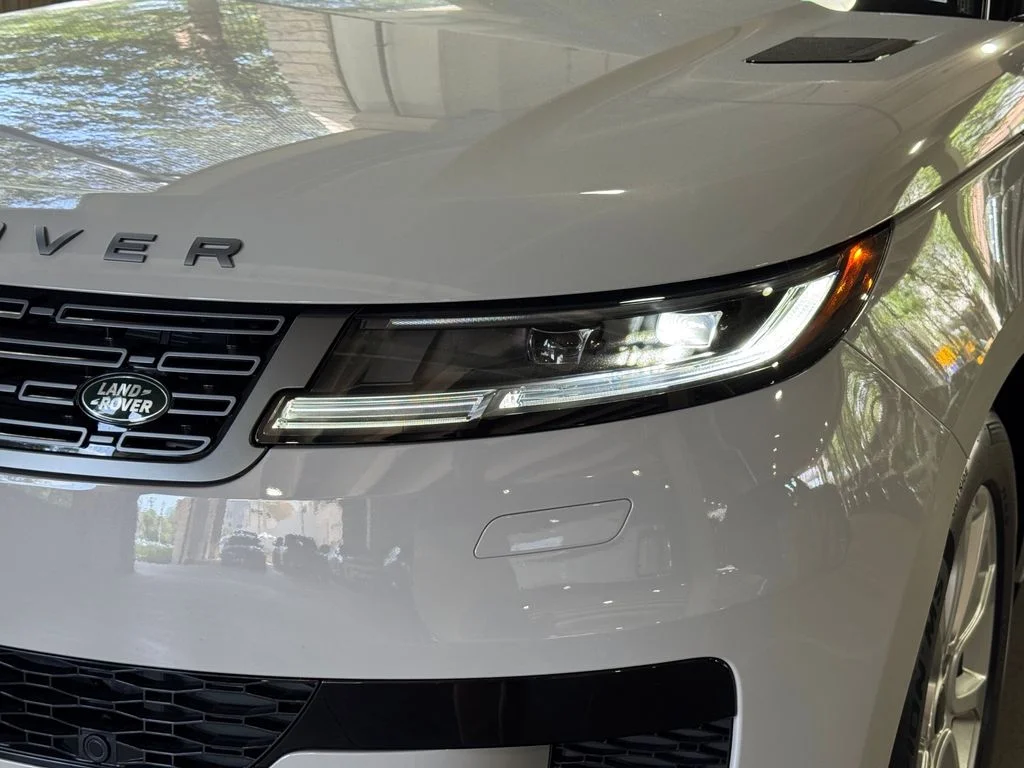 New 2026 Borasco Grey Metallic Land Rover SE image 4