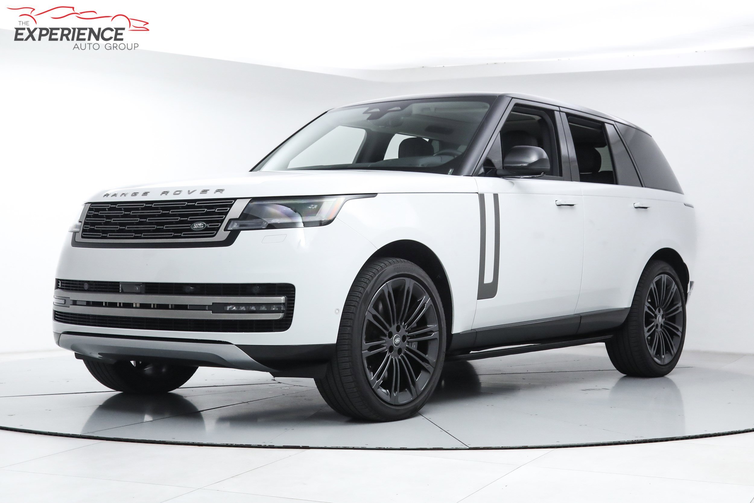 Used 2024 White Land Rover SE image 1
