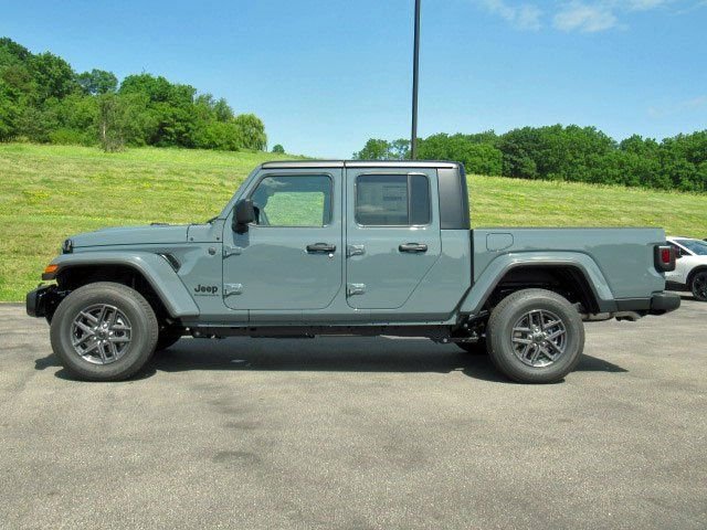 2025 Jeep Gladiator Sport S photo 2