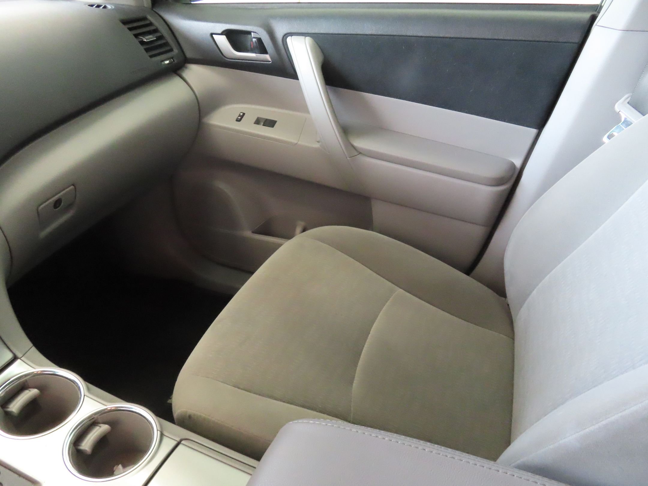 Used 2012 White Toyota Base image 20