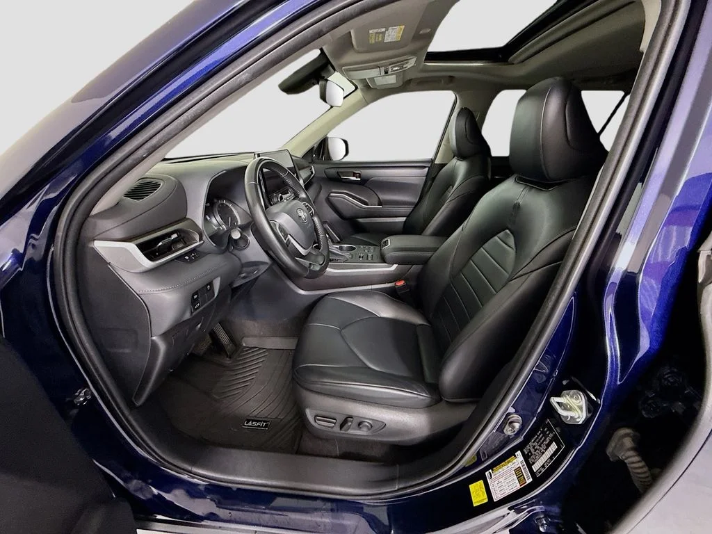 Used 2023  Toyota XLE image 19