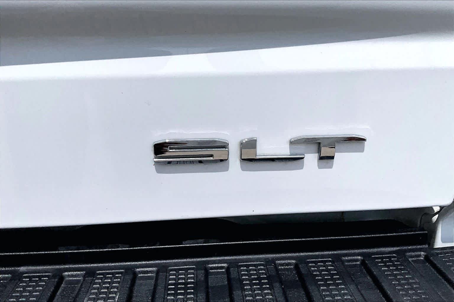 Used 2025 Summit White GMC SLT image 10