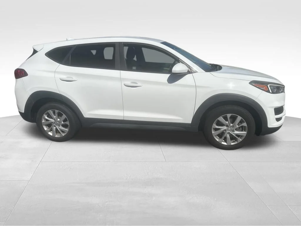Used 2019 White Hyundai SE image 17