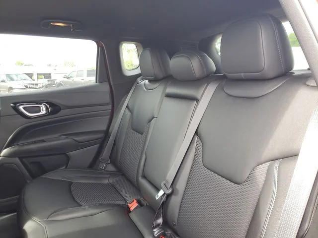 New 2026 Red Hot Pearl-Coat Exterior Paint Jeep Latitude image 8