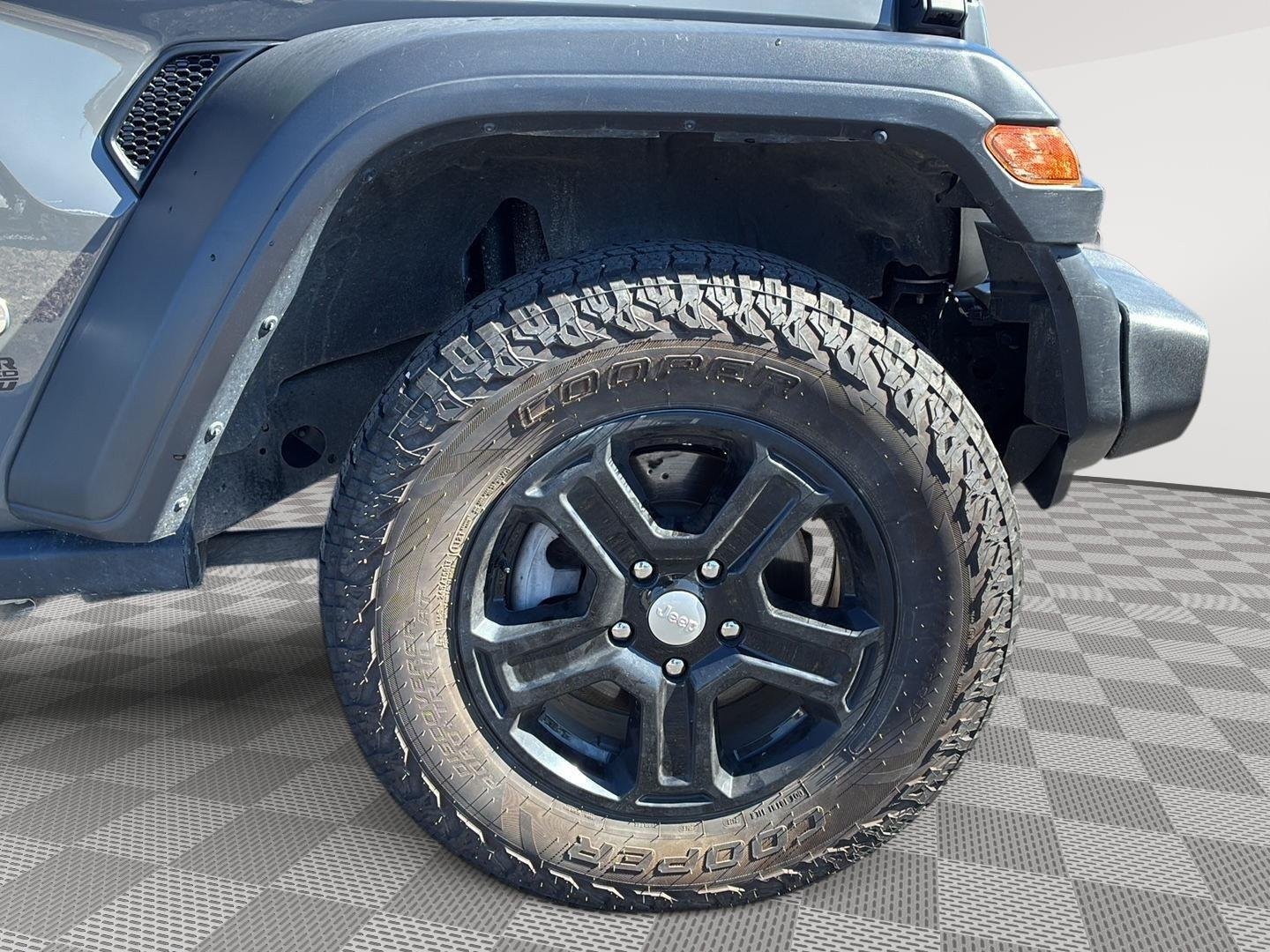 Used 2020 Sting-Gray Clearcoat Jeep Sport S image 9