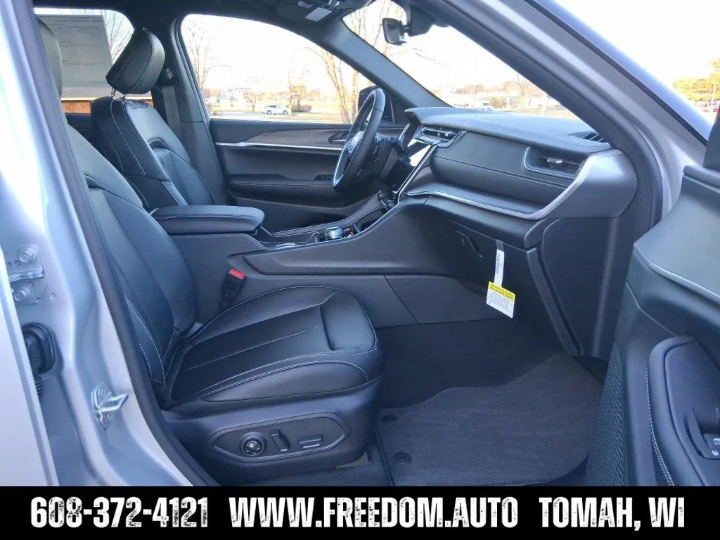 Used 2025 Silver Zynith Jeep Limited image 25