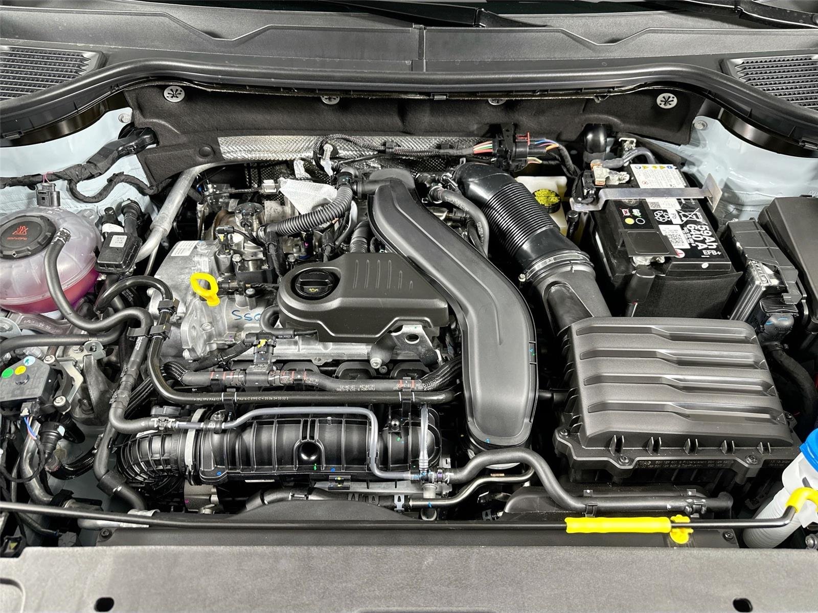 Certified Used 2025  Volkswagen SE Black image 21