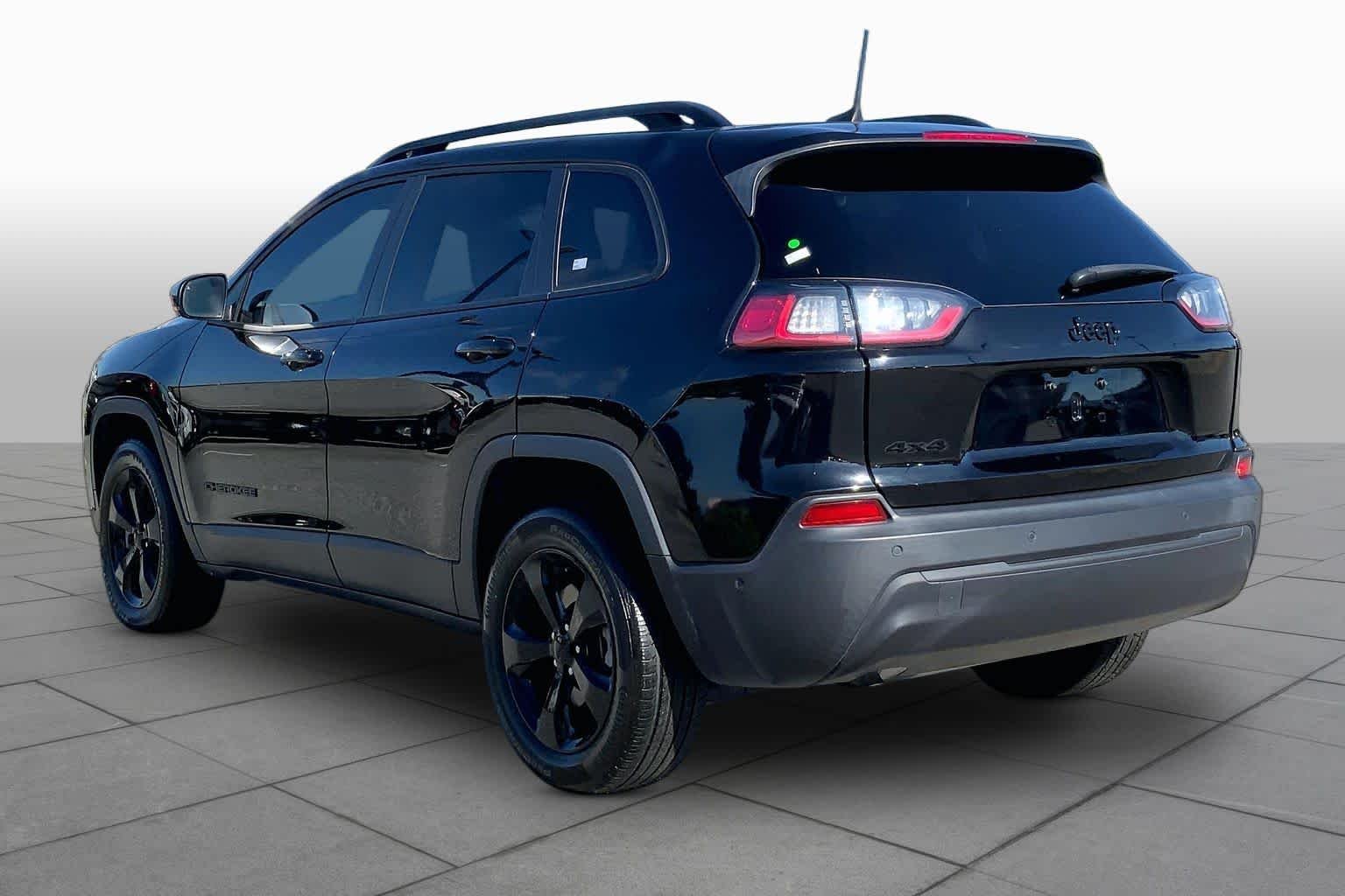 Used 2023 Diamond Black Crystal Pearlcoat Jeep Altitude Lux image 11