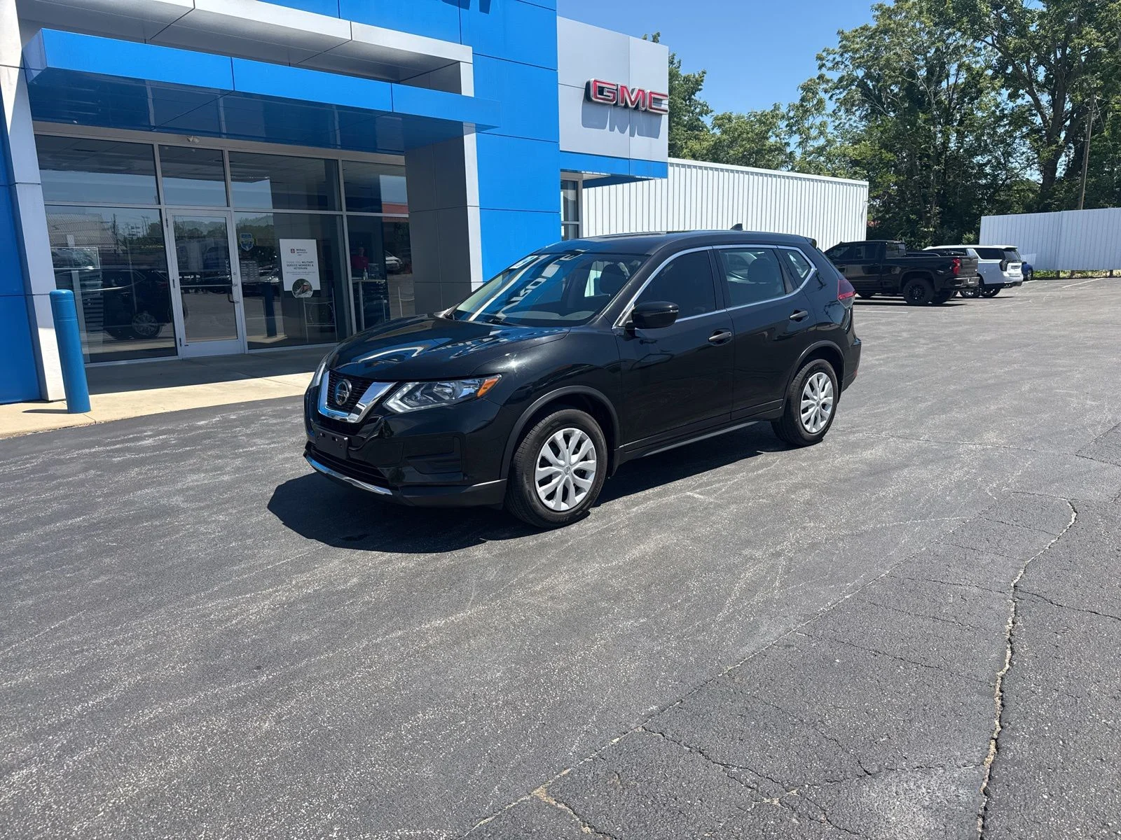Used 2018  Nissan S image 2