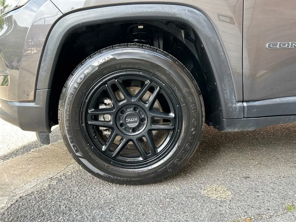 Used 2022 Gray Jeep Latitude image 11