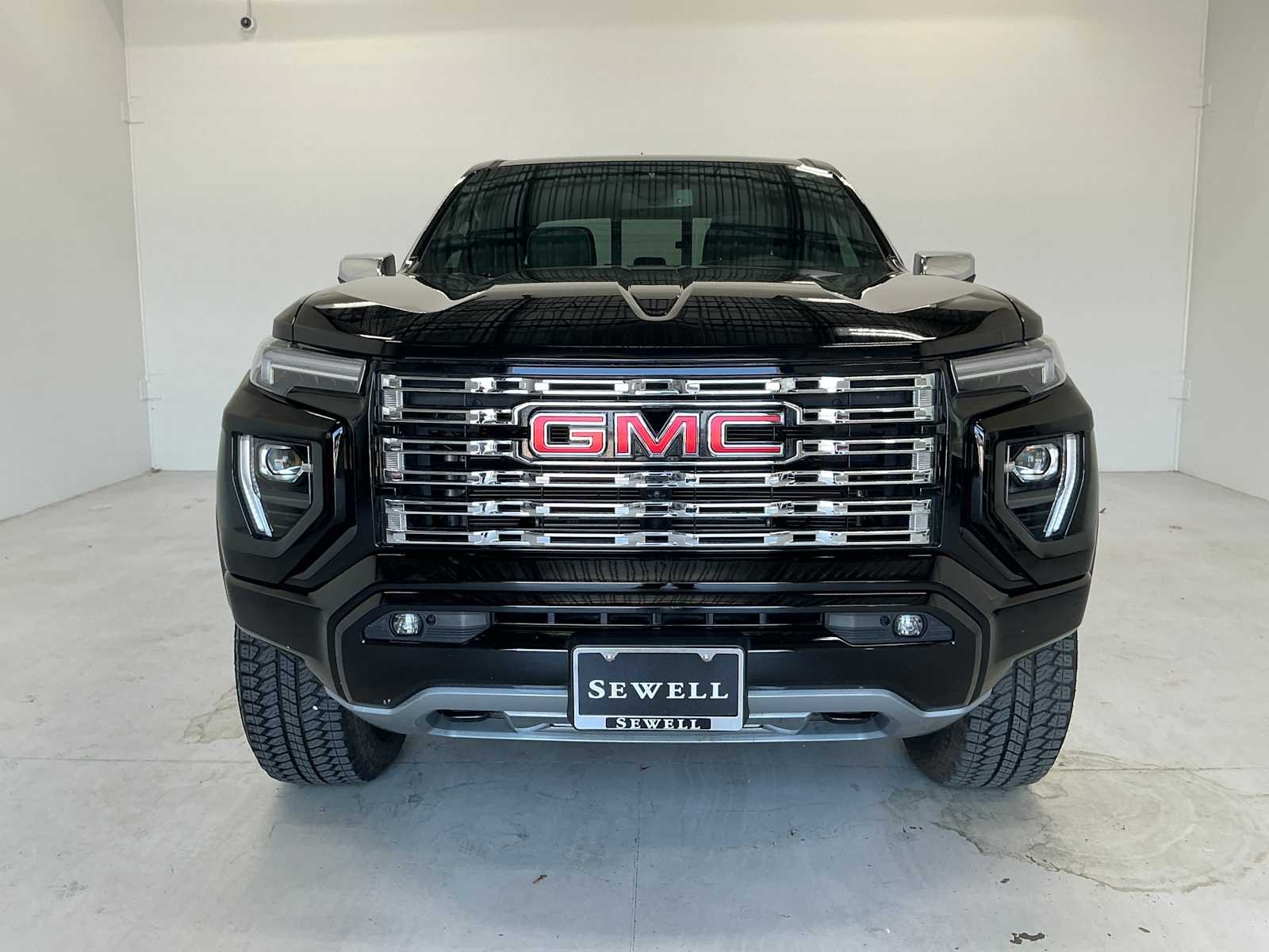 Used 2025 Onyx Black GMC 4WD Denali image 2