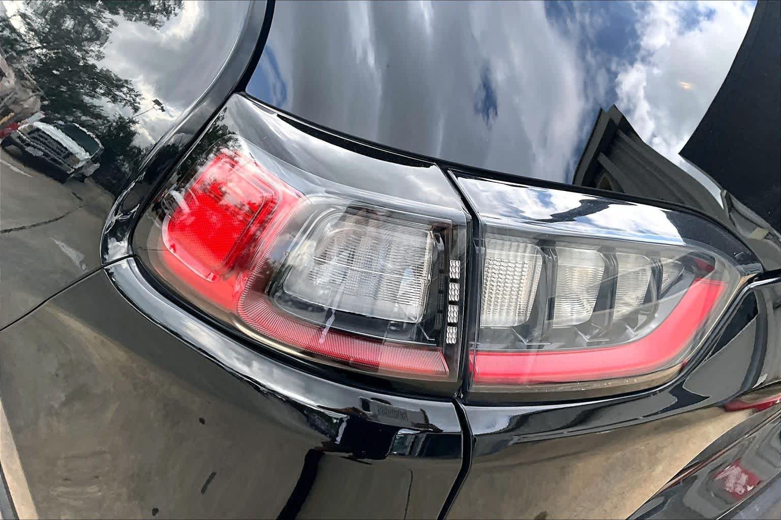 Used 2019 Diamond Black Crystal Pearlcoat Jeep Latitude Plus image 28