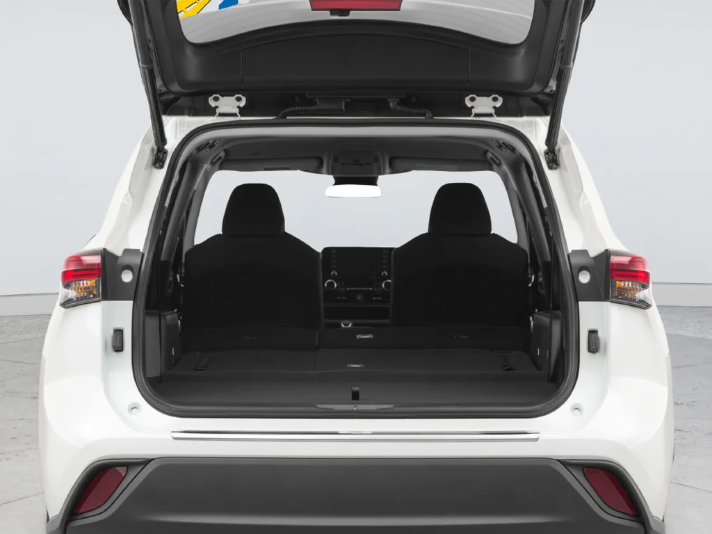 Used 2020 White Toyota XLE image 30