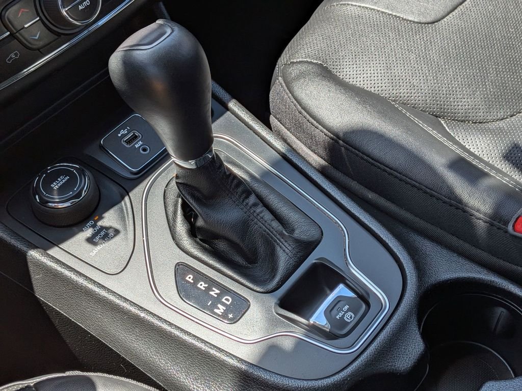Used 2021 Silver Jeep Latitude Lux image 17