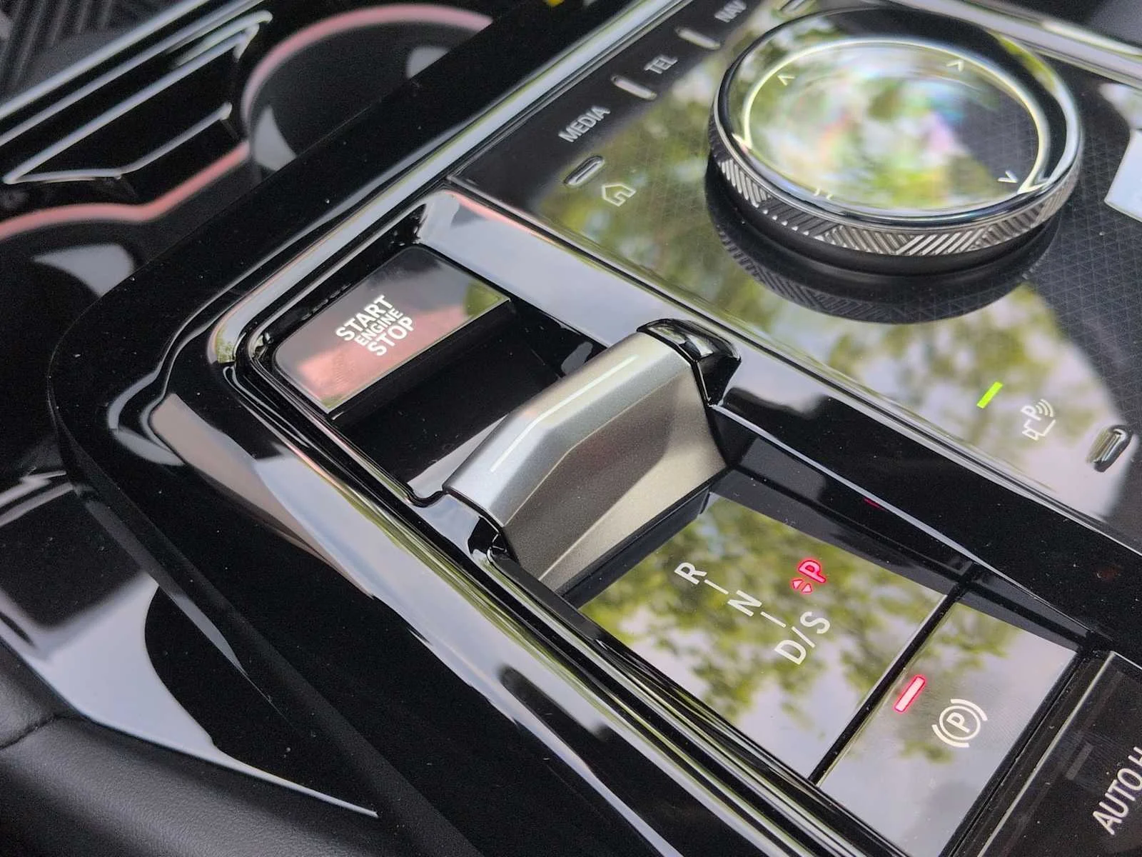 New 2027 Dark Graphite Metallic BMW 550e xDrive image 34