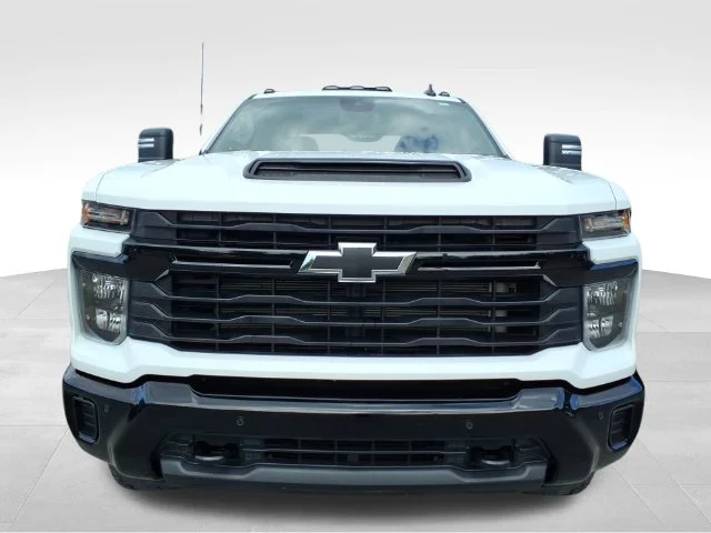Used 2025 White Chevrolet Custom image 14