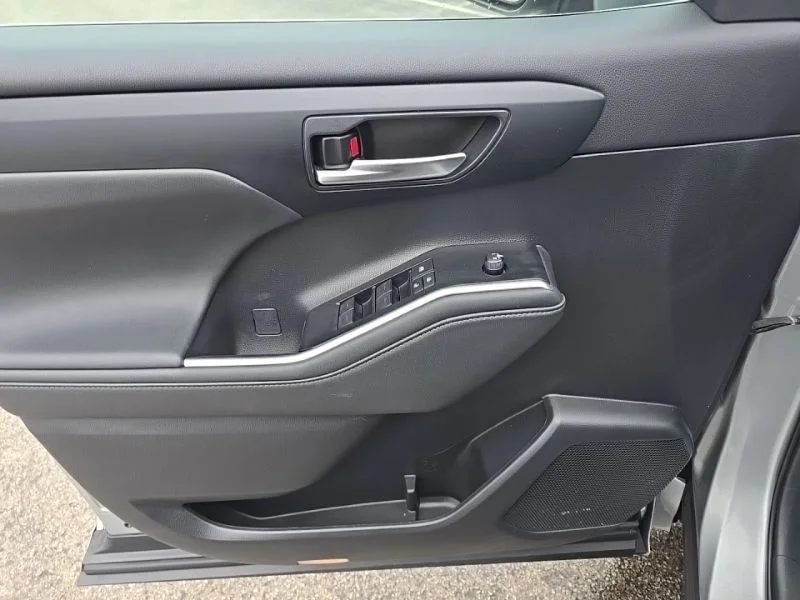 Used 2021 Silver Toyota XLE image 24