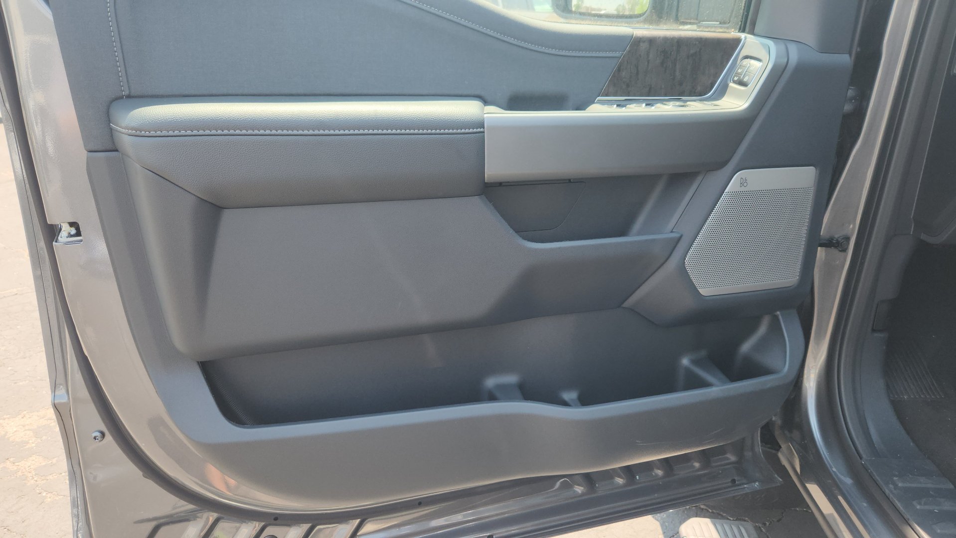 New 2026 Carbonized Gray Metallic Ford LARIAT image 12