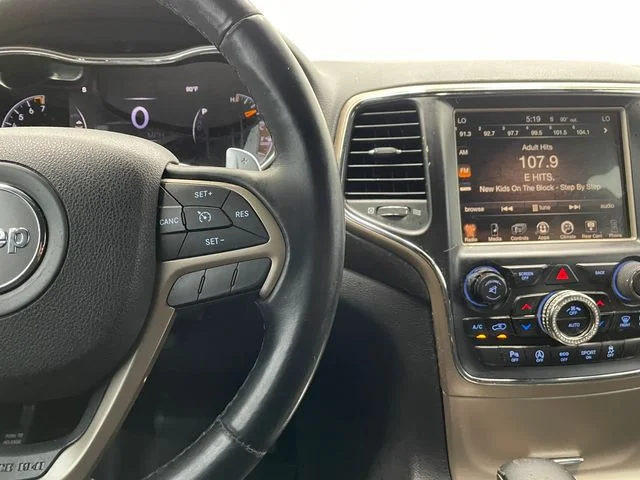 Used 2017 Diamond Black Crystal Pearlcoat Jeep Laredo image 25