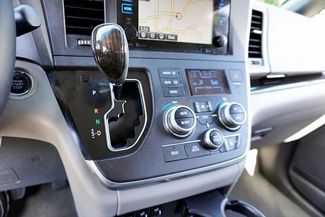 Used 2015 White Toyota XLE image 29