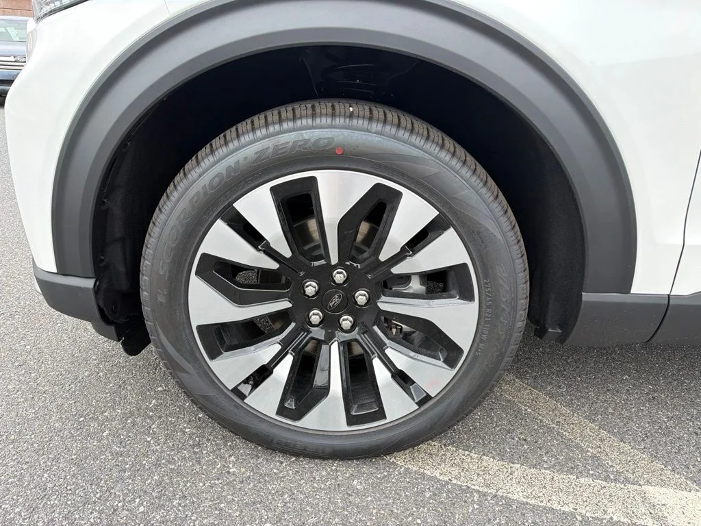 New 2026 Star White Metallic Tri-Coat Ford Platinum™ image 13