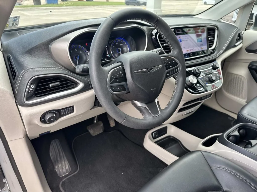 Used 2023 Silver Chrysler Touring L image 34