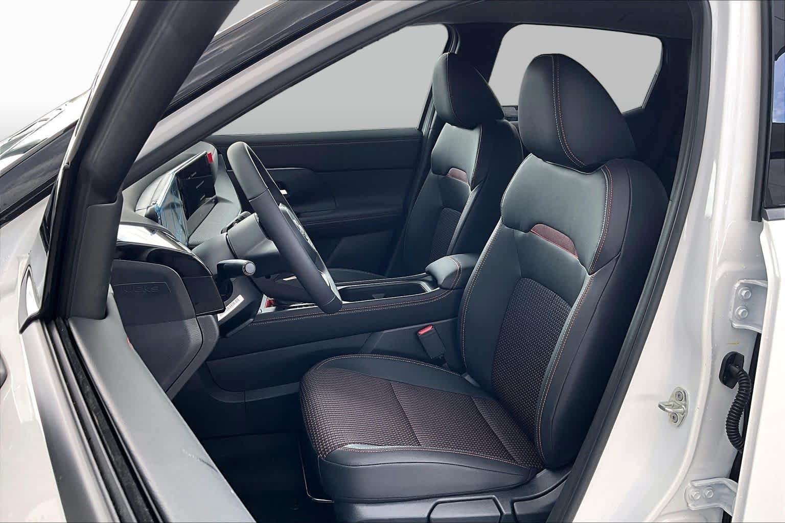 New 2026 Aspen White TriCoat / Super Black Two-tone Nissan SR image 15