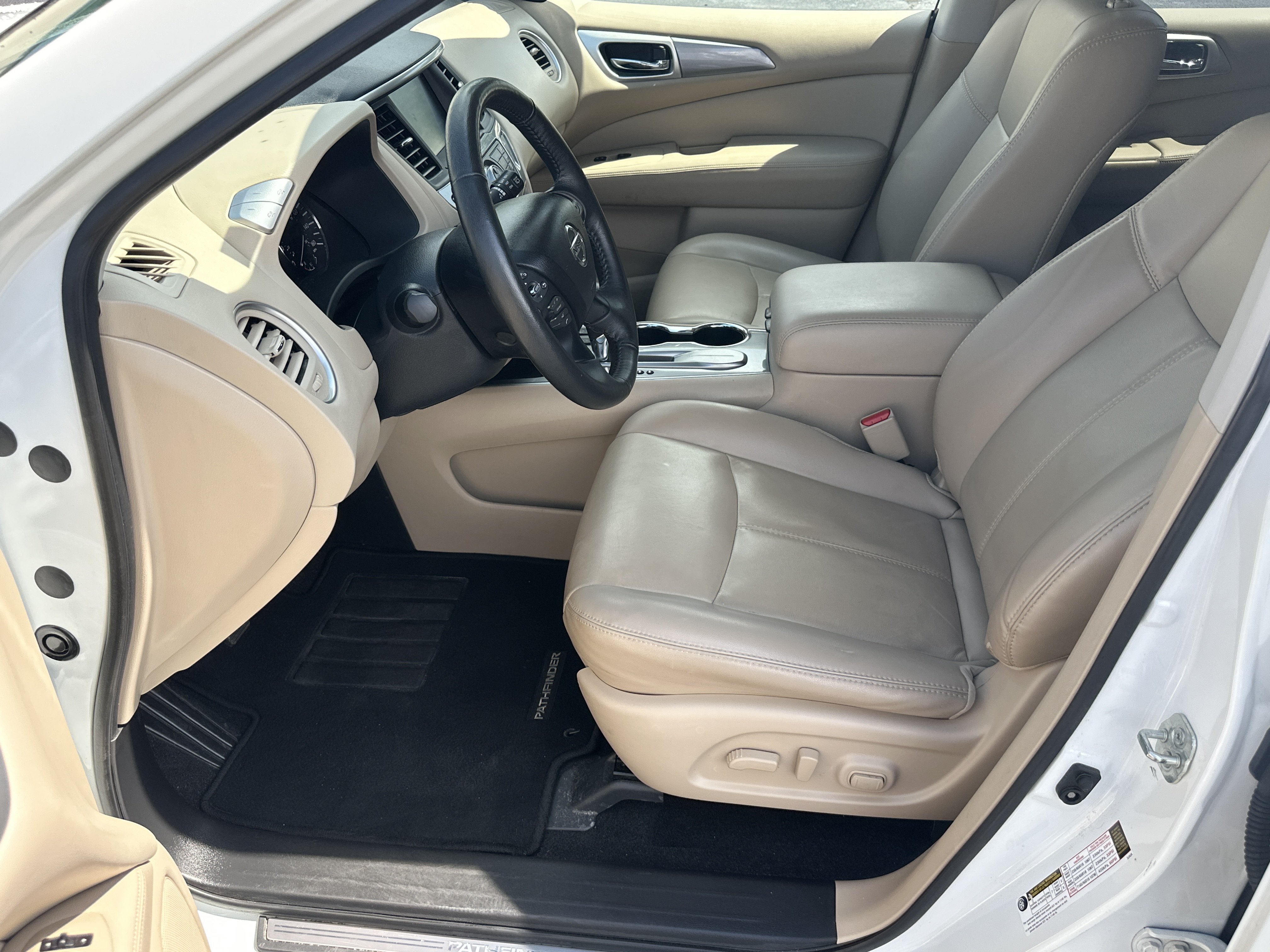 Used 2020 Pearl White Tricoat Nissan SL image 10