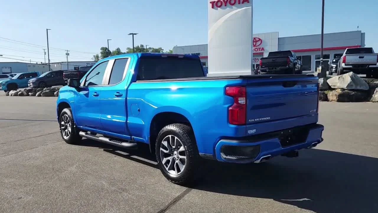 Used 2025 Riptide Blue Metallic Chevrolet RST image 7