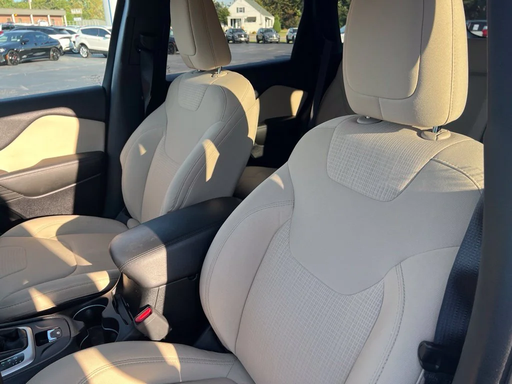 Used 2016 Light Brownstone Pearlcoat Jeep Latitude image 10