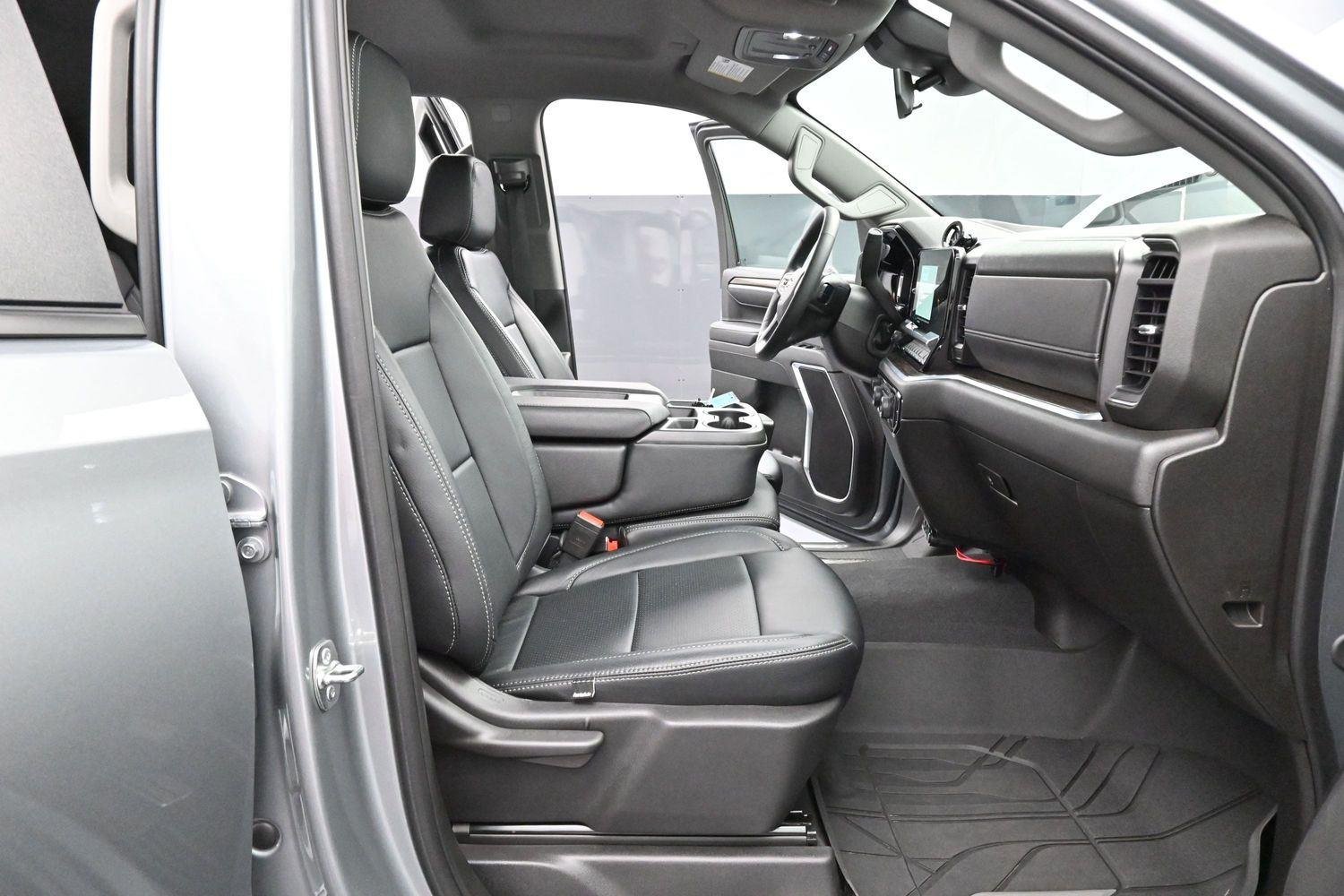 Used 2025 Sterling Gray Metallic Chevrolet LT image 31