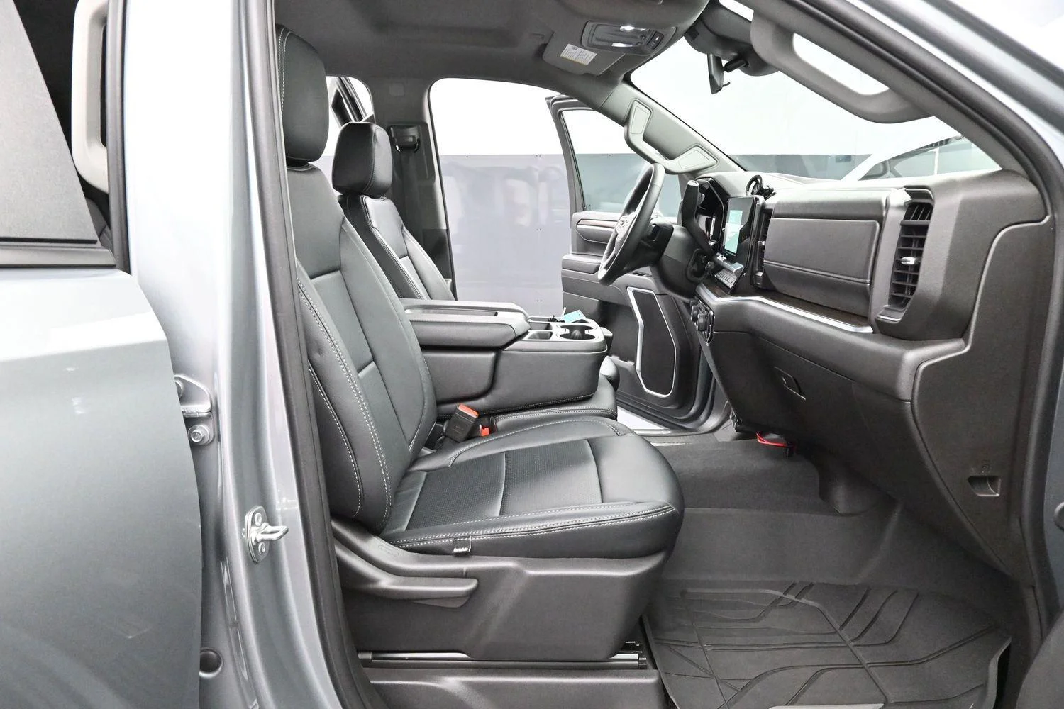 Used 2025 Sterling Gray Metallic Chevrolet LT image 31